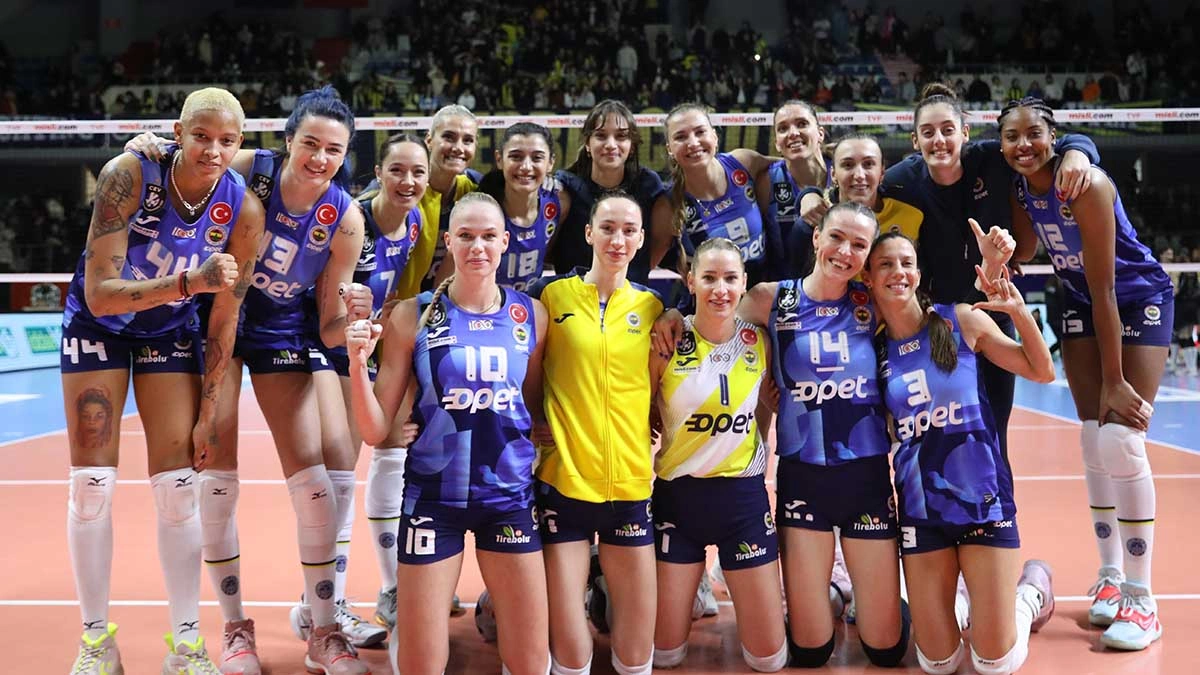 Fenerbahçe, VakıfBank’ı 3-0 Yenerek Önemli Bir Galibiyet Aldı: Sarı-Lacivertliler Zirveye Yükseldi